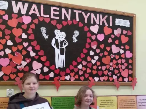 Walentynkowe pomysły na szkolnej gazetce: serca, para zakochanych i cytaty o miłości.