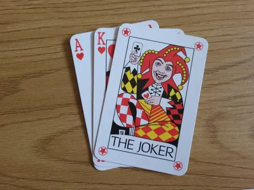 Karty do gry: As i Król kier, a także karta Joker. Idealne do gry w 66.