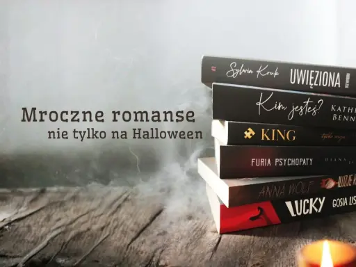 Stos czarnych książek, w tym romans mafijny "Lucky", na drewnianym blacie. Dym i świeca tworzą mroczny klimat.