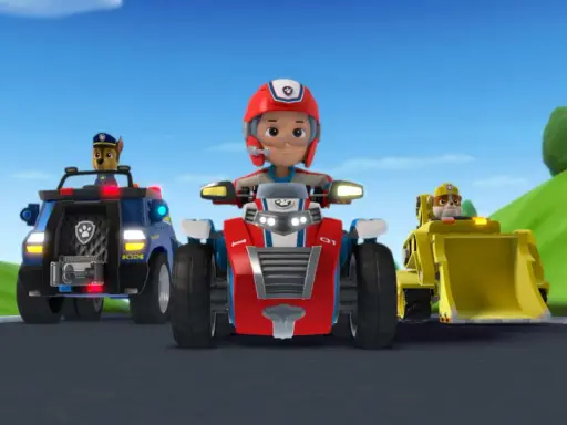 Ryder i jego psiaki z Psiego Patrolu gotowi do akcji na swoich pojazdach: Chase w radiowozie, Ryder na motocyklu, a Marshall w koparce.
