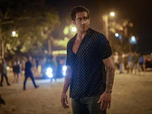 Jake Gyllenhaal w nocnej scenerii, gotowy na akcję w jednym z najlepszych thrillerów.