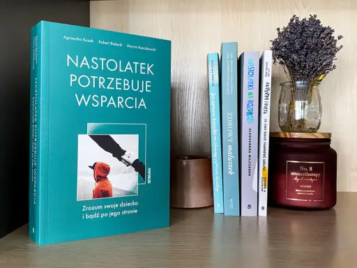 Książki o dzieciach na półce: "Nastolatek potrzebuje wsparcia", "Zdrowy maluszek", "Autyzm i dieta".