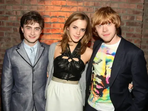 Daniel Radcliffe, Emma Watson i Rupert Grint świętują urodziny Harry'ego Pottera.