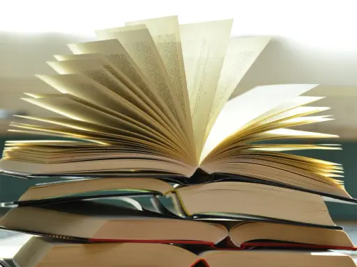 Stos otwartych książek, jakby ktoś zastanawiał się, ile książek napisał Stephen King, przeglądając je wszystkie.