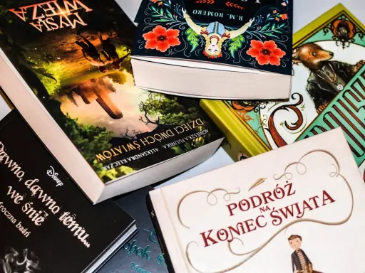 Książka dla 16 latki: "Podróż na koniec świata", "Dzieci dwóch światów", "Mroczna baśń" i inne.