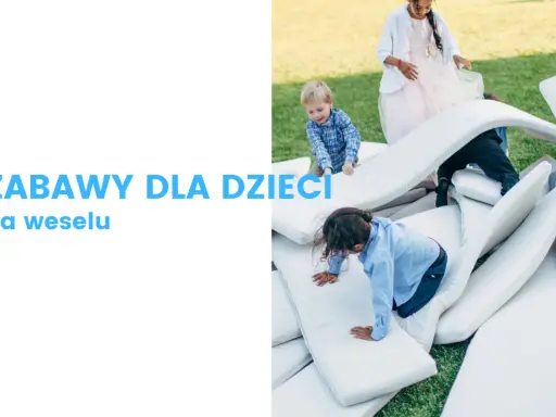 Dzieci bawią się na materacach, tworząc własne przygody. Wspaniałe zabawy dla dzieci na weselu, które zapewnią im mnóstwo radości i ruchu.