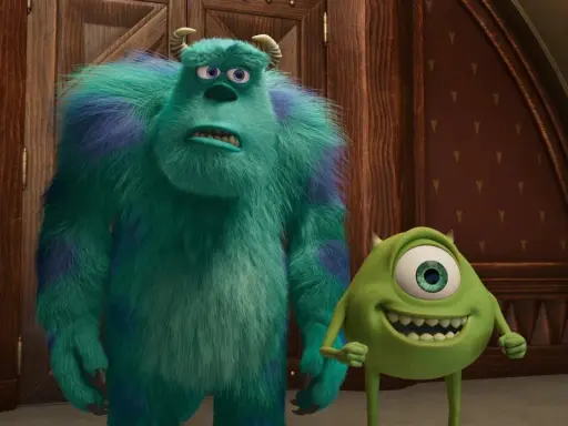 Sully i Mike, bohaterowie bajek z 4 postaciami, stoją obok siebie. Sully wygląda na zmartwionego, a Mike uśmiecha się szeroko.
