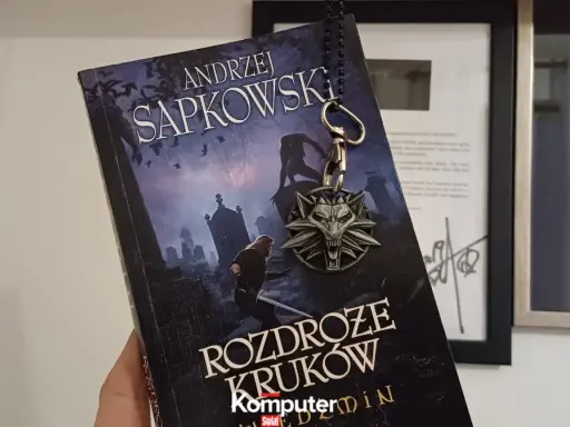 Nowa książka Sapkowskiego "Rozdroże Krwów" z wilczym medalionem.