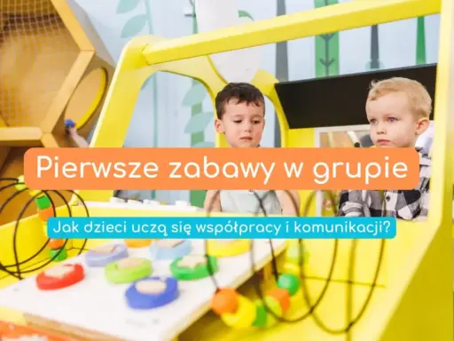 Dwóch chłopców bawi się w żółtym pojeździe, ucząc się współpracy i komunikacji.