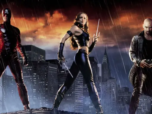 Daredevil, Elektra i Bullseye stoją na tle deszczowego miasta pod czarnym niebem Marvel.