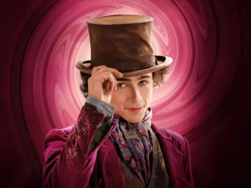 Młody Wonka, od ilu lat marzy o słodkościach? W aksamitnym płaszczu i cylindrze, z tajemniczym uśmiechem.
