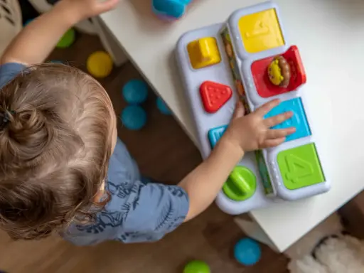 Małe rączki odkrywają świat kolorowych kształtów i cyfr na interaktywnej zabawce. Idealne zabawki dla rocznego dziecka blog.
