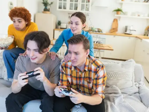 Młoda steam rodzina gra w gry wideo, jedząc popcorn.