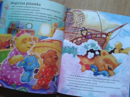 Miś Kubuś w piżamce z kotwicami zasypia, marząc o morskich przygodach. To idealne bajki na dobranoc.