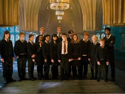 Grupa uczniów z domu Hufflepuff, w tym Harry Potter, stoi w eleganckiej sali.