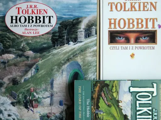 Trzy okładki książek J.R.R. Tolkiena: "Hobbit, czyli tam i z powrotem" w różnych wydaniach.