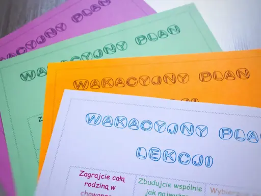 Kolorowe kartki z napisem "WAKACYJNY PLAN" i propozycjami zabaw, idealne do tworzenia gry słowne dla dzieci.