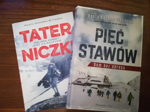Dwie książki o górach: "Taterniczki" i "Pięć stawów". Na okładkach zimowe krajobrazy i ludzie w górach.