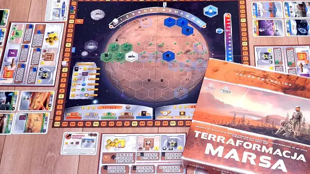 Plansza do gry "Terraformacja Marsa", jednej z najlepszych gier planszowych, z elementami i kartami.