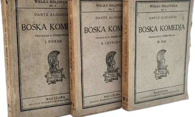 Trzy tomy "Boskiej komedii" Dantego Alighieri, wydane w Warszawie. Każdy tom zawiera ilustrację z hełmem i logo "Wielka Bibljoteka".