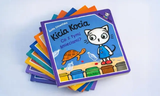 Kicia Kocia i jej przyjaciele uczą się segregować śmieci. Na okładce książki widać Kicię Kocię, żółwia i kolorowe kosze.