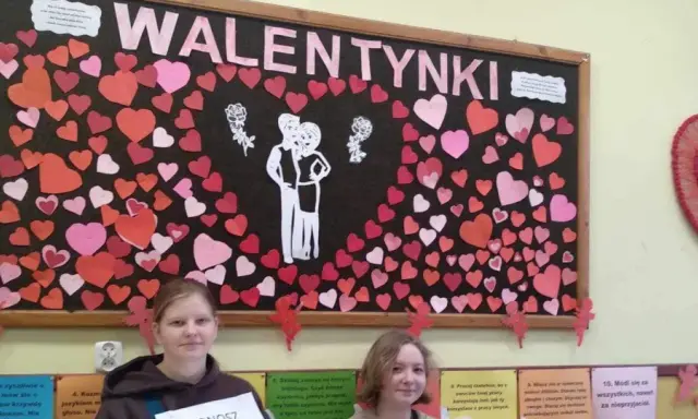 Walentynkowe pomysły na szkolnej gazetce: serca, para zakochanych i cytaty o miłości.