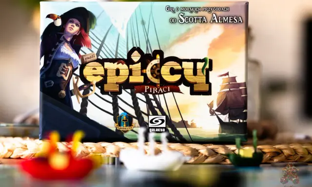 Mali epiccy wikingowie, a właściwie piraci, na okładce gry planszowej "Epiccy Piraci". W tle żaglowiec i morska przygoda.