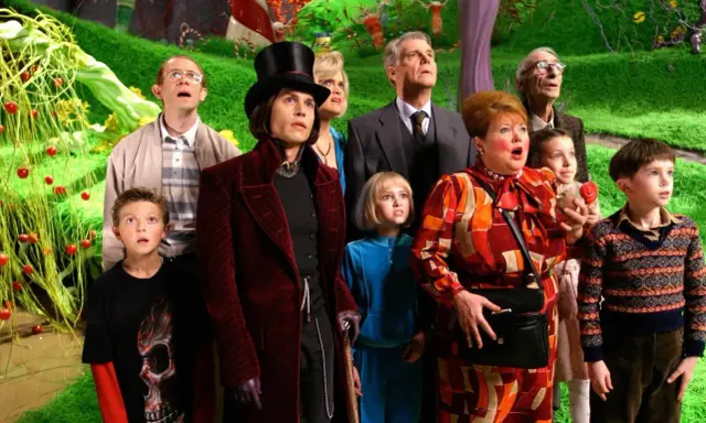 Charlie i fabryka czekolady aktorzy: Willy Wonka, Charlie Bucket i inni uczestnicy wycieczki z zachwytem patrzą na magiczną fabrykę.