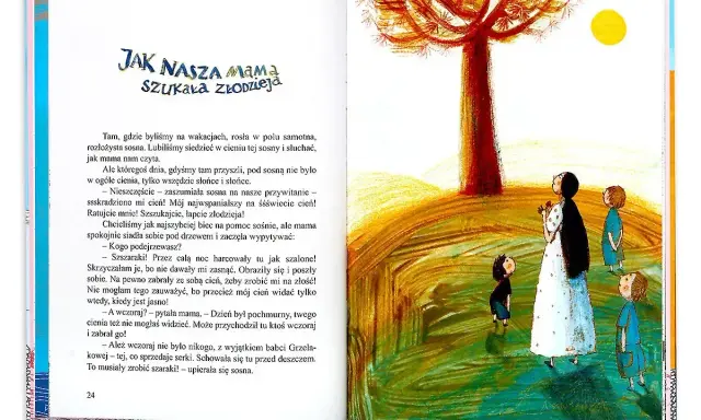 Nasza mama czarodziejka szuka złodzieja cienia. Ilustracja z książki przedstawia mamę i dzieci patrzące w górę na drzewo i słońce.