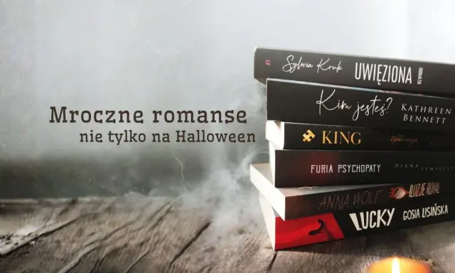 Stos czarnych książek, w tym romans mafijny "Lucky", na drewnianym blacie. Dym i świeca tworzą mroczny klimat.