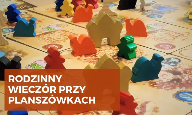 Kolorowe pionki na planszy, jakby przygotowane do gry roku. Rodzinny wieczór przy planszówkach.