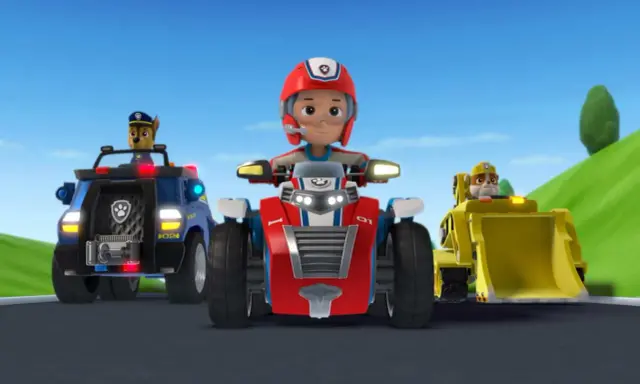 Ryder i jego psiaki z Psiego Patrolu gotowi do akcji na swoich pojazdach: Chase w radiowozie, Ryder na motocyklu, a Marshall w koparce.