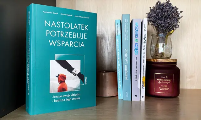 Książki o dzieciach na półce: "Nastolatek potrzebuje wsparcia", "Zdrowy maluszek", "Autyzm i dieta".