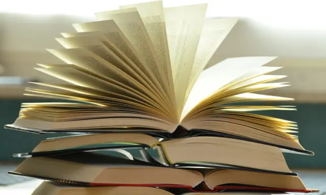 Stos otwartych książek, jakby ktoś zastanawiał się, ile książek napisał Stephen King, przeglądając je wszystkie.