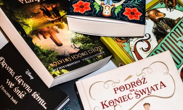 Książka dla 16 latki: "Podróż na koniec świata", "Dzieci dwóch światów", "Mroczna baśń" i inne.