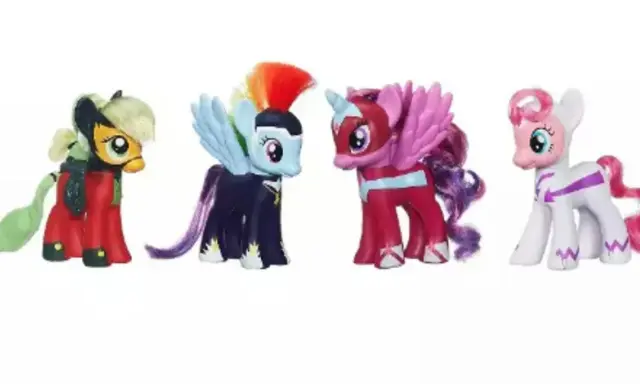 Kolekcja zabawek: my little pony postacie w strojach superbohaterów.