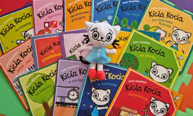 Kicia Kocia i jej przygody w książkach: na basenie, u dentysty, w przedszkolu, na rowerze, w pociągu, w kosmosie i wiele innych.