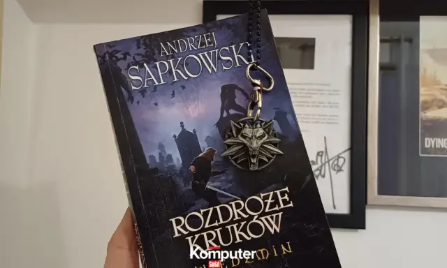 Nowa książka Sapkowskiego "Rozdroże Krwów" z wilczym medalionem.