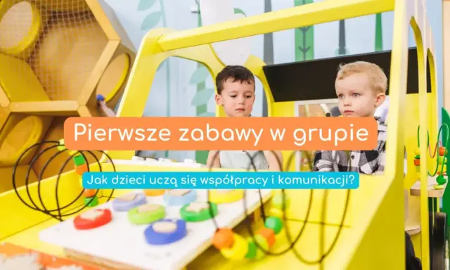 Dwóch chłopców bawi się w żółtym pojeździe, ucząc się współpracy i komunikacji.