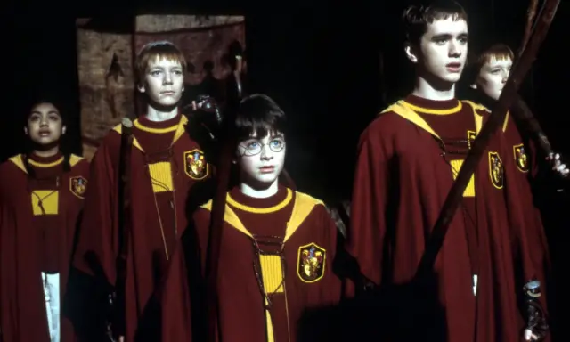 Harry Potter i kamień filozoficzny streszczenie: młodzi czarodzieje w szatach Gryffindoru, w tym Harry, przygotowują się do meczu Quidditcha.