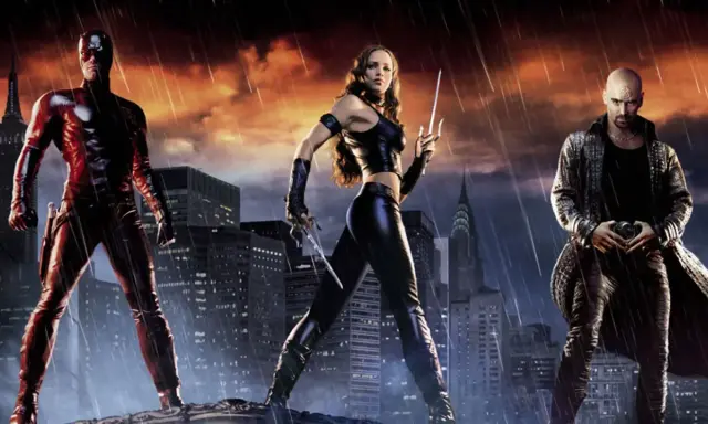 Daredevil, Elektra i Bullseye stoją na tle deszczowego miasta pod czarnym niebem Marvel.