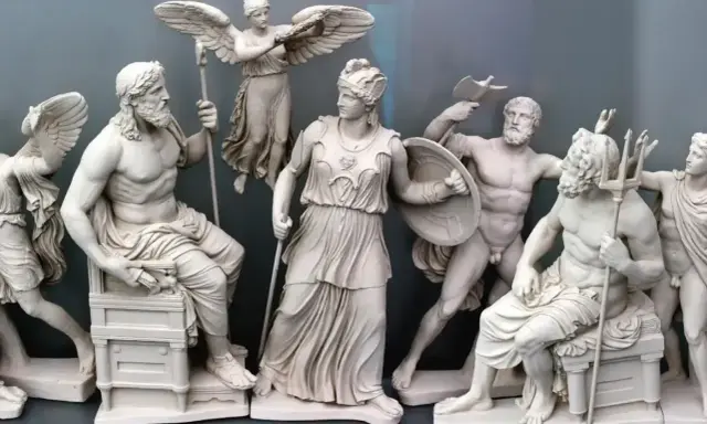 Rzeźby bogów greckich, ukazujące sceny walki i triumfu, odzwierciedlają mitologizację w literaturze, inspirując opowieści o potędze i boskich interwencjach.