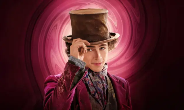 Młody Wonka, od ilu lat marzy o słodkościach? W aksamitnym płaszczu i cylindrze, z tajemniczym uśmiechem.