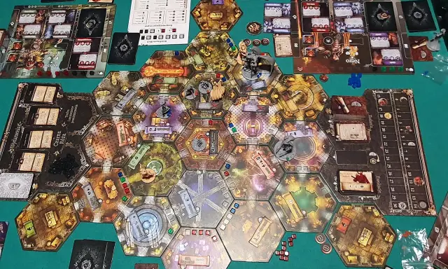 Gra planszowa "Black Rose Wars" z figurkami i kartami na heksagonalnej planszy.