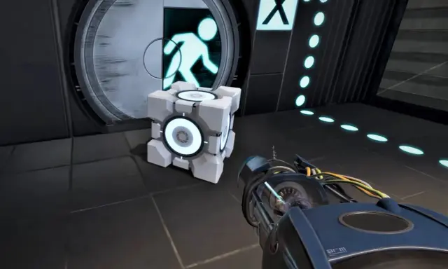 Kostka towarzysząca i portal gun w grze komputerowej Portal.