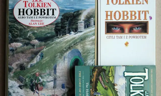 Trzy okładki książek J.R.R. Tolkiena: "Hobbit, czyli tam i z powrotem" w różnych wydaniach.
