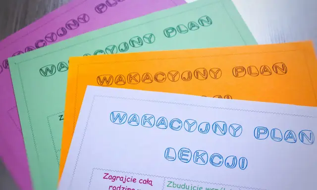 Kolorowe kartki z napisem "WAKACYJNY PLAN" i propozycjami zabaw, idealne do tworzenia gry słowne dla dzieci.