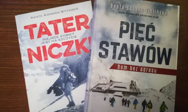 Dwie książki o górach: "Taterniczki" i "Pięć stawów". Na okładkach zimowe krajobrazy i ludzie w górach.