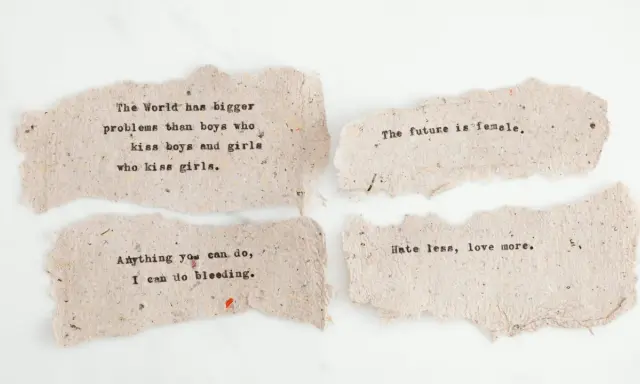 Mądre cytaty z książek na postrzępionych skrawkach papieru: "The future is female", "Hate less, love more".