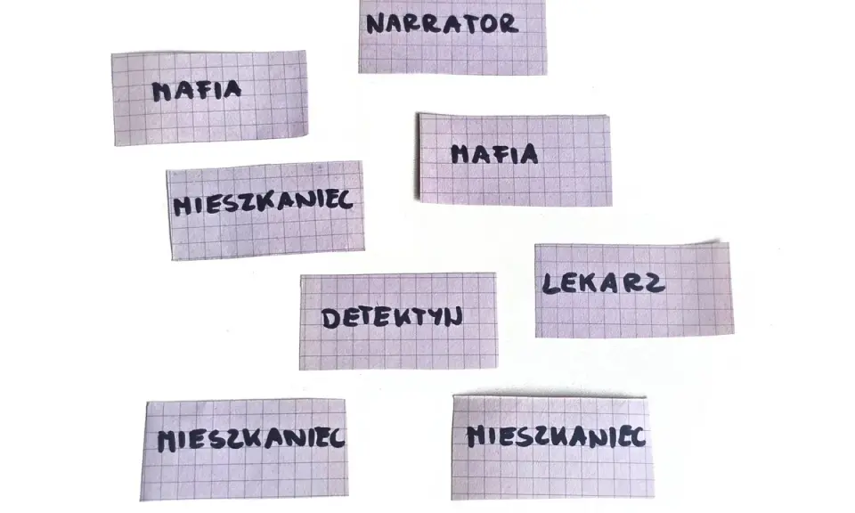 Karty z rolami do gry mafia: Narrator, Mafia, Mieszkaniec, Detektyw, Lekarz. Kto wygra?